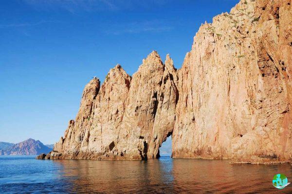 Visit the Scandola reserve by boat or on foot: prices and reservations