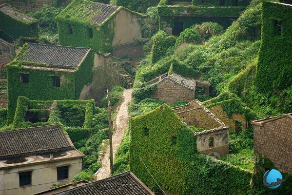 Este pueblo chino abandonado ha sido devorado por la vegetación