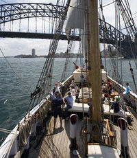 Crucero al atardecer y cena en el puerto de Sydney Vintage Sailing