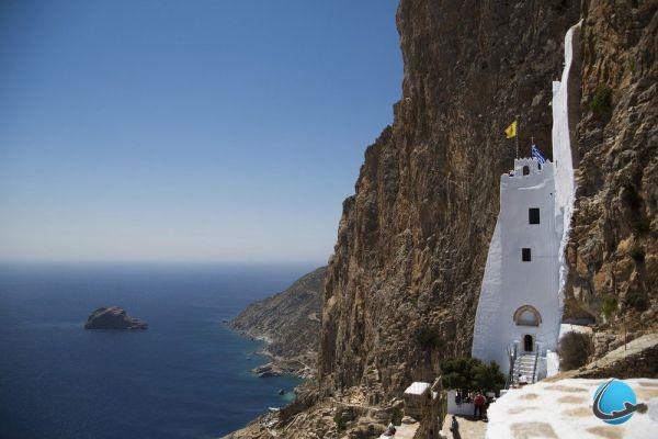 Discover the Cyclades through 6 islands (from Mykonos to Santorini)