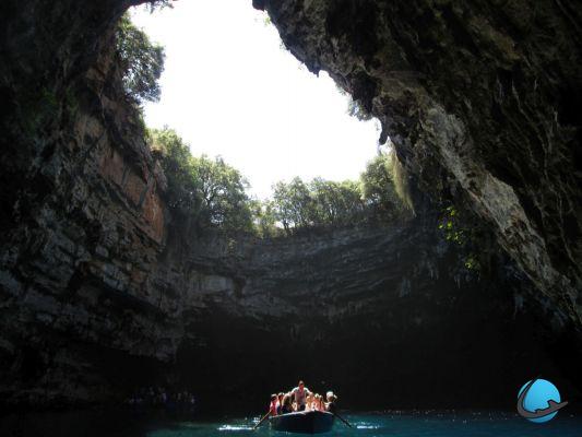 Caverna Melissani: um cantinho de paraíso intocado