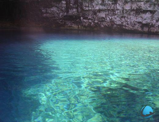 Caverna Melissani: um cantinho de paraíso intocado