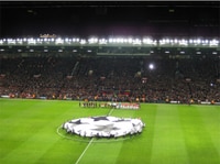 Jogo de futebol com a equipe do Manchester United no estádio Old Trafford