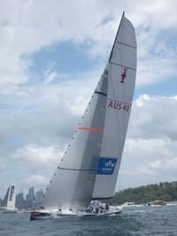 Navegando para la America's Cup en el puerto de Sydney