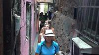 Pasea por una favela en Río de Janeiro