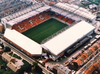 Partido de fútbol con el equipo Liverpool FC en el estadio de Anfield
