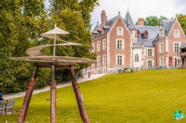 Visit the castle of Azay-Le-Rideau