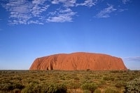 Paseo por la base de Uluru al amanecer