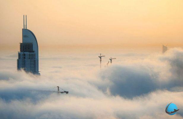 Foto inquietanti di Dubai tra le nuvole