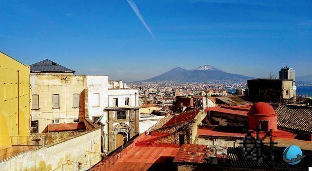 Why visit Naples? Good restaurants, dolce vita and shopping!