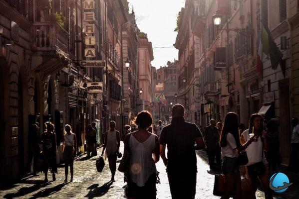 Why visit Naples? Good restaurants, dolce vita and shopping!