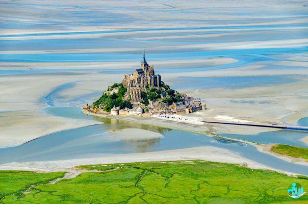 Voo sobre o Mont-Saint-Michel em um ultraleve