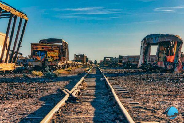 Foto ammalianti di un cimitero di treni in Bolivia