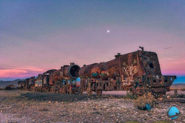 Foto ammalianti di un cimitero di treni in Bolivia