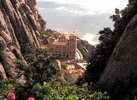 Real Basílica de Montserrat de medio día desde Barcelona
